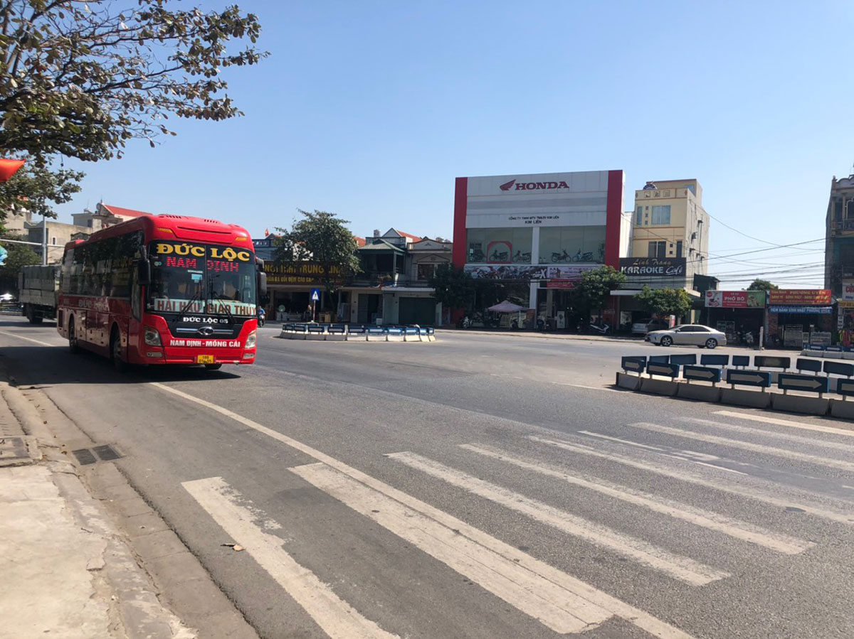 Nhiều xe khách dừng, đỗ để chờ khách ngay tại ngã 3 làm cho các phương tiện lưu thông rất khó khăn.