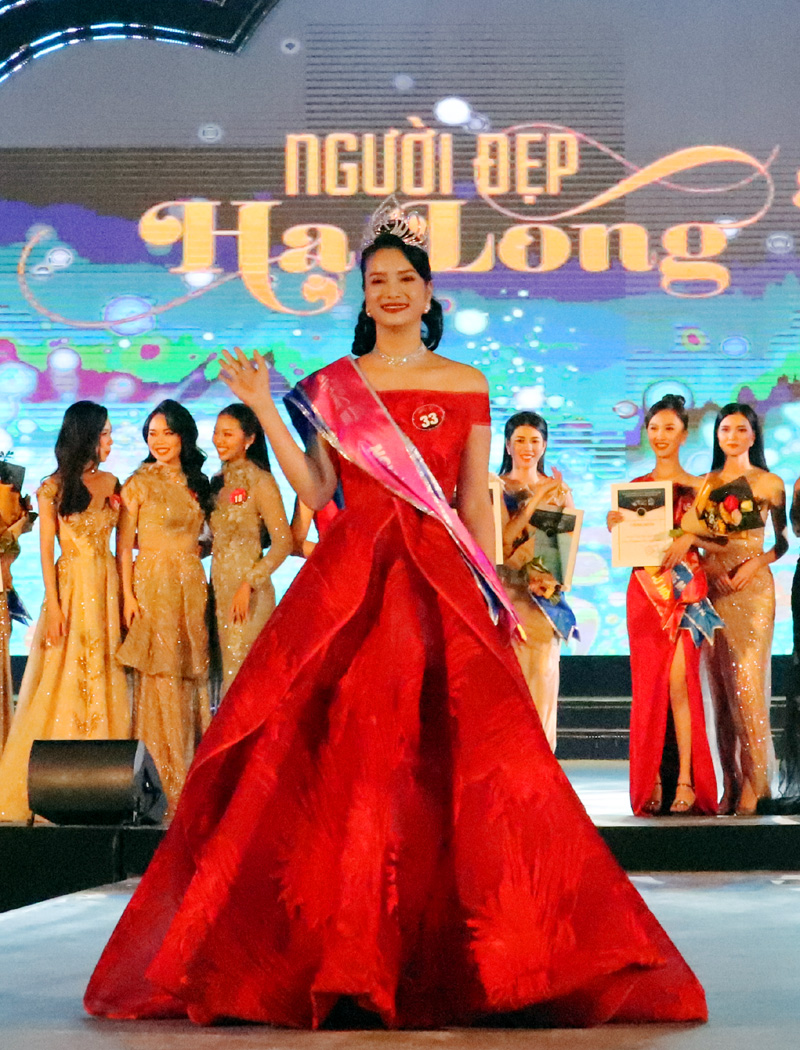 Người đẹp Hạ Long 2020 Trần Thị Mai rạng ngời trong đêm đăng quang.