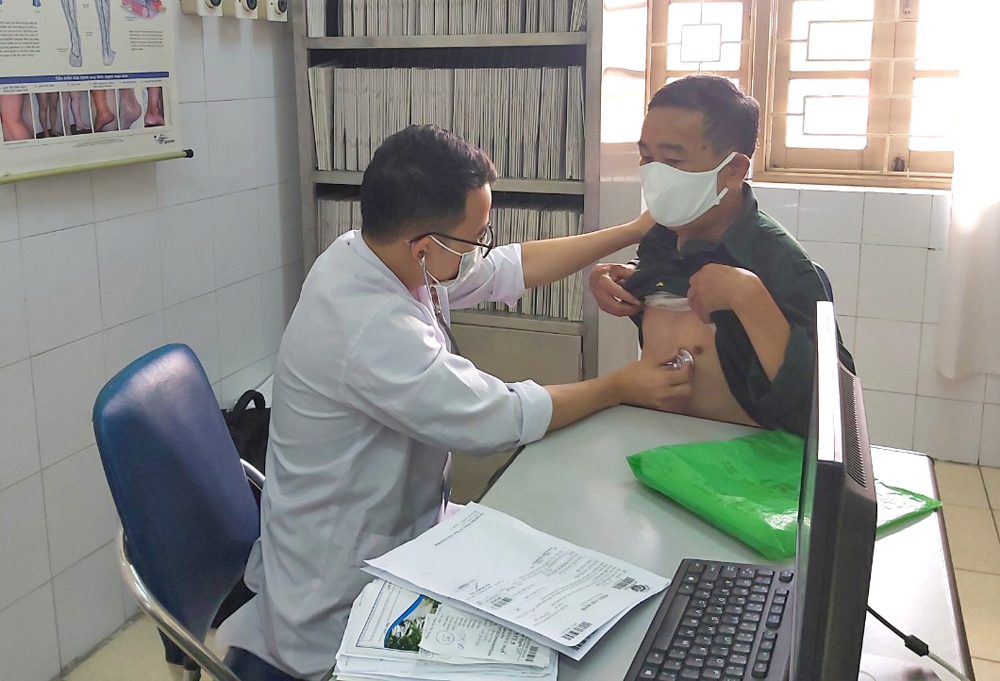 Người tham gia BHYT đến khám bệnh tại Bệnh viện Đa khoa tỉnh.
