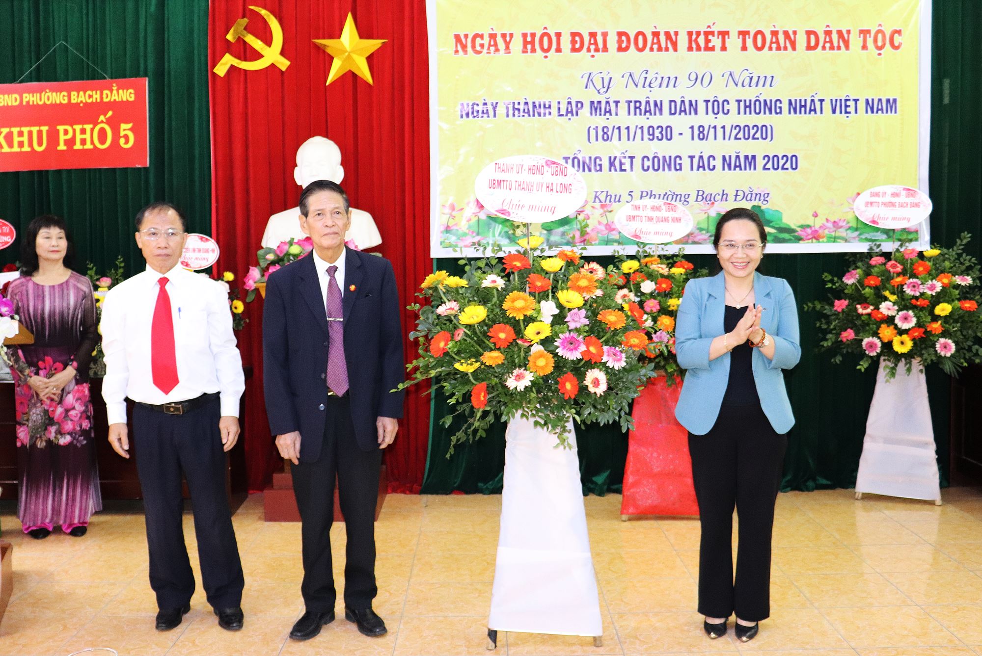 Lãnh đạo TP Hạ Long tặng hoa chúc mừng Ngày hội Đại đoàn kết năm 2020 tại khu phố 5, phường Bạch Đằng, TP Hạ Long. 