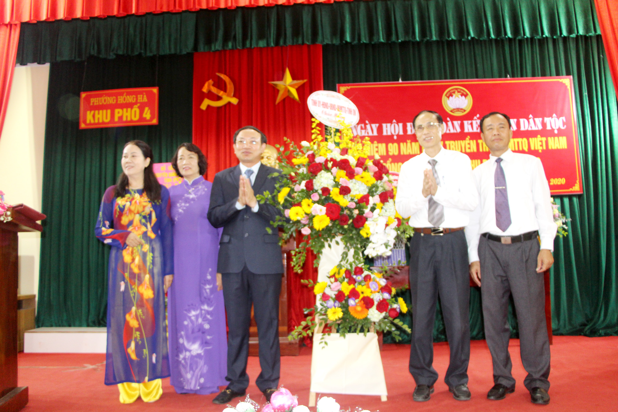 Đồng chí Nguyễn Xuân Ký, Bí thư Tỉnh ủy, Chủ tịch HĐND tỉnh, tặng hoa chúc mừng khu phố 4.