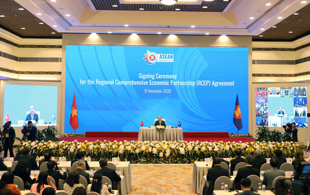 Thủ tướng Nguyễn Xuân Phúc, Chủ tịch ASEAN 2020 và Bộ trưởng Bộ Công Thương Trần Tuấn Anh và các nước tham dự lễ ký. Ảnh: TTXVN.