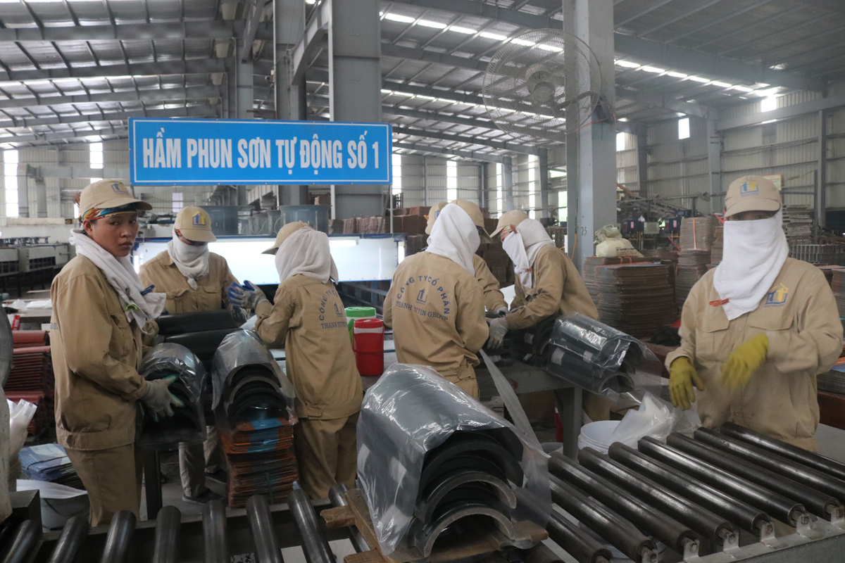 Sản xuất gạch ngói theo công nghệ tự động tại Công ty CP Thanh Tuyền.