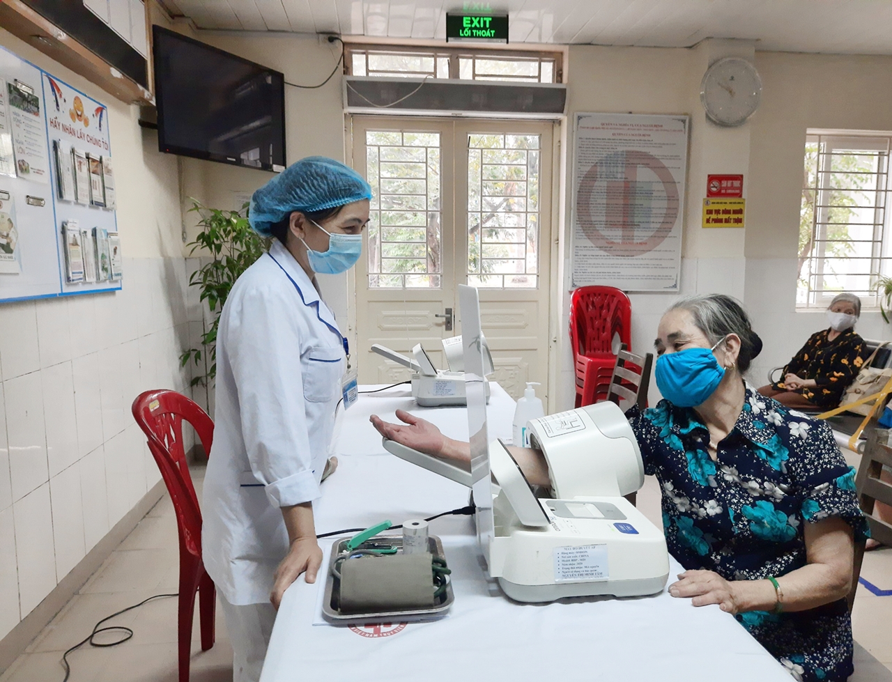 Người dân đến khám, chữa bệnh tại Bệnh viện Việt Nam-Thụy Điển Uông Bí .