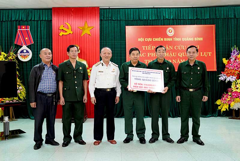 Đồng chí Đỗ Viết Cường, Chủ tịch Hội CCB tỉnh trao quà hỗ trợ cho lãnh đạo Hội CCB tỉnh Quảng Bình
