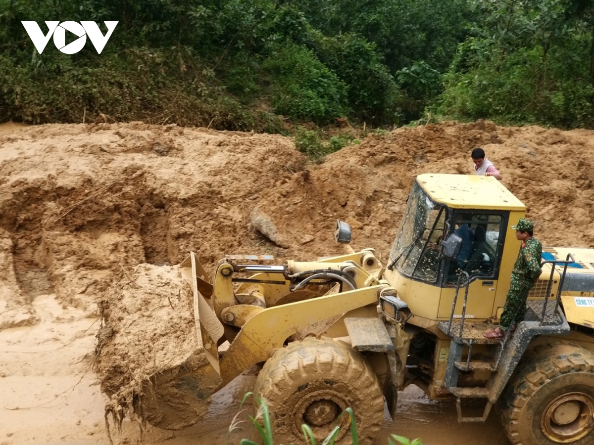 Lực lượng chức năng tìm kiếm người mất tích ở huyện Phước Sơn trên lòng hồ thuỷ điện Đăk Mi 4.