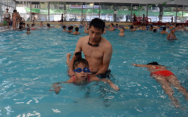 Một lớp dạy bơi cho trẻ em tại quận Hai Bà Trưng, Hà Nội (Ảnh minh họa: MINH HÀ).