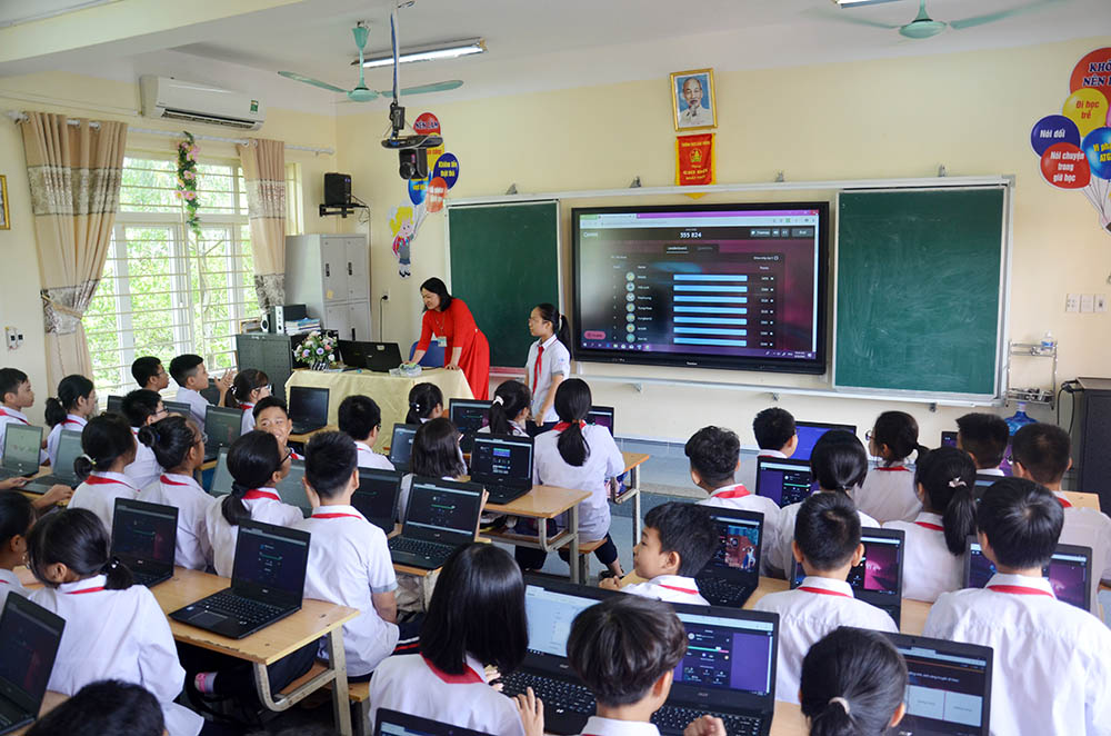 Giáo viên Trường THCS Cao Thắng ứng dụng CNTT trong giảng dạy.