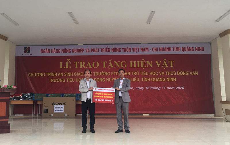 Lãnh đạo Agribank Quảng Ninh trao tặng hiện vật cho Trường Phổ thông dân tộc bán trú TH&THCS Đồng Văn, xã Đồng Văn.