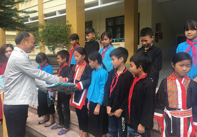 Lãnh đạo Agribank Quảng Ninh trao tặng áo ấm cho học sinh Trường Tiểu học Húc Động, xã Húc Động, huyện Bình Liêu.