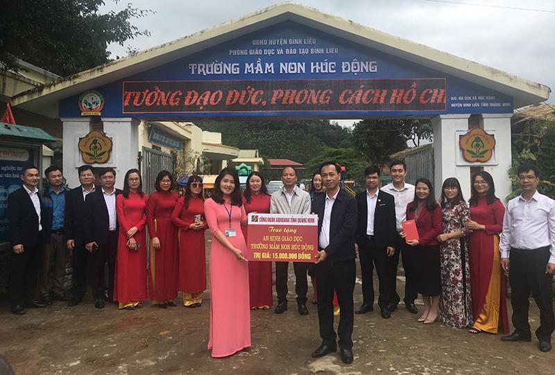 Lãnh đạo Công đoàn Agribank Quảng Ninh trao tặng hiện vật cho Trường Mầm non Húc Động, xã Húc Động, huyện Bình Liêu. 