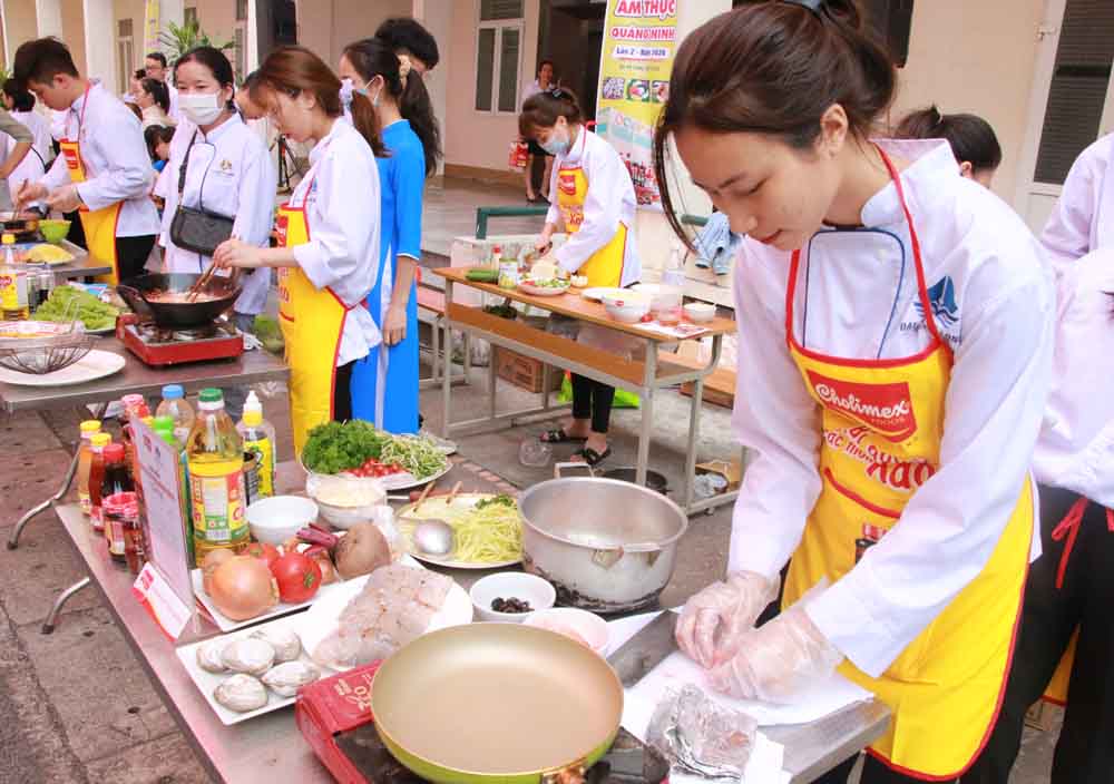 sinh viên chuyên ngành Chế biến món ăn, khoa DU Lịch, Trường Đại học Hạ Long thi nấu ăn tại hội thi 