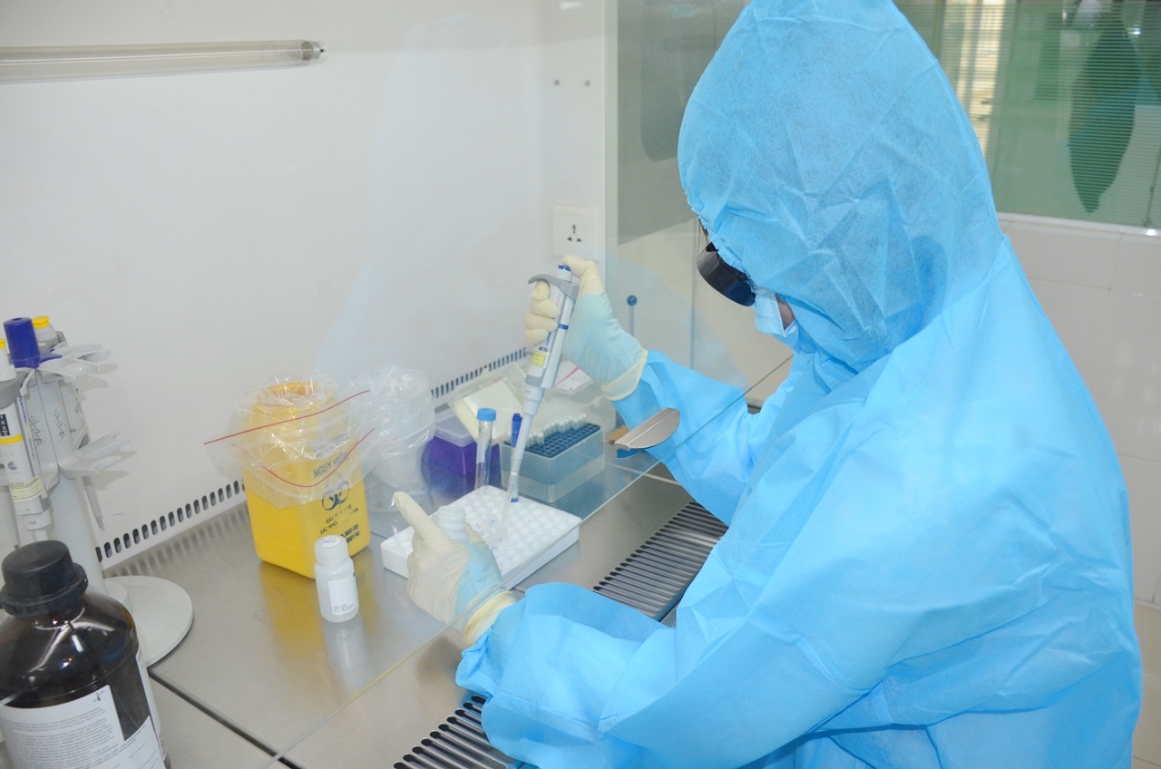 Xét nghiệm virus SARS-CoV-2 tại Bệnh viện Sản Nhi Quảng Ninh.