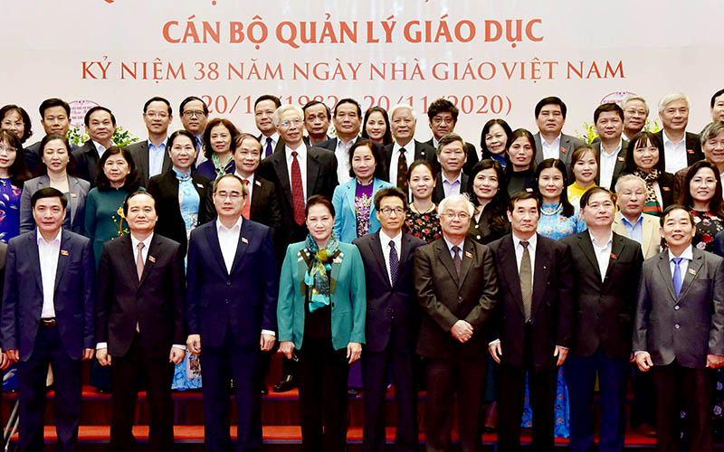 Chủ tịch QH Nguyễn Thị Kim Ngân với các đại biểu tại buổi gặp mặt. Ảnh: VŨ NAM