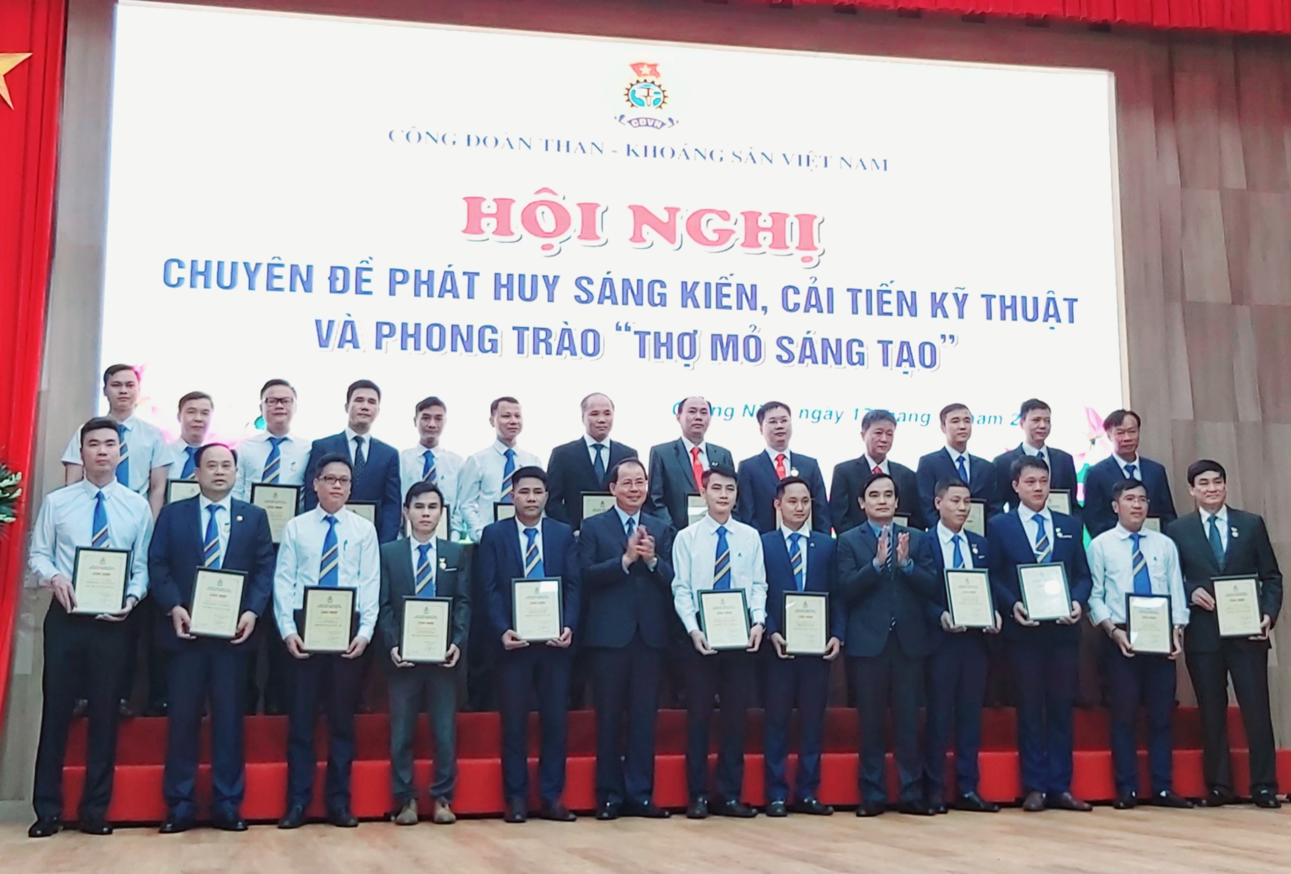 Các cá nhân được Công đoàn TKV trao tặng danh hiệu Thợ mỏ sáng tạo.