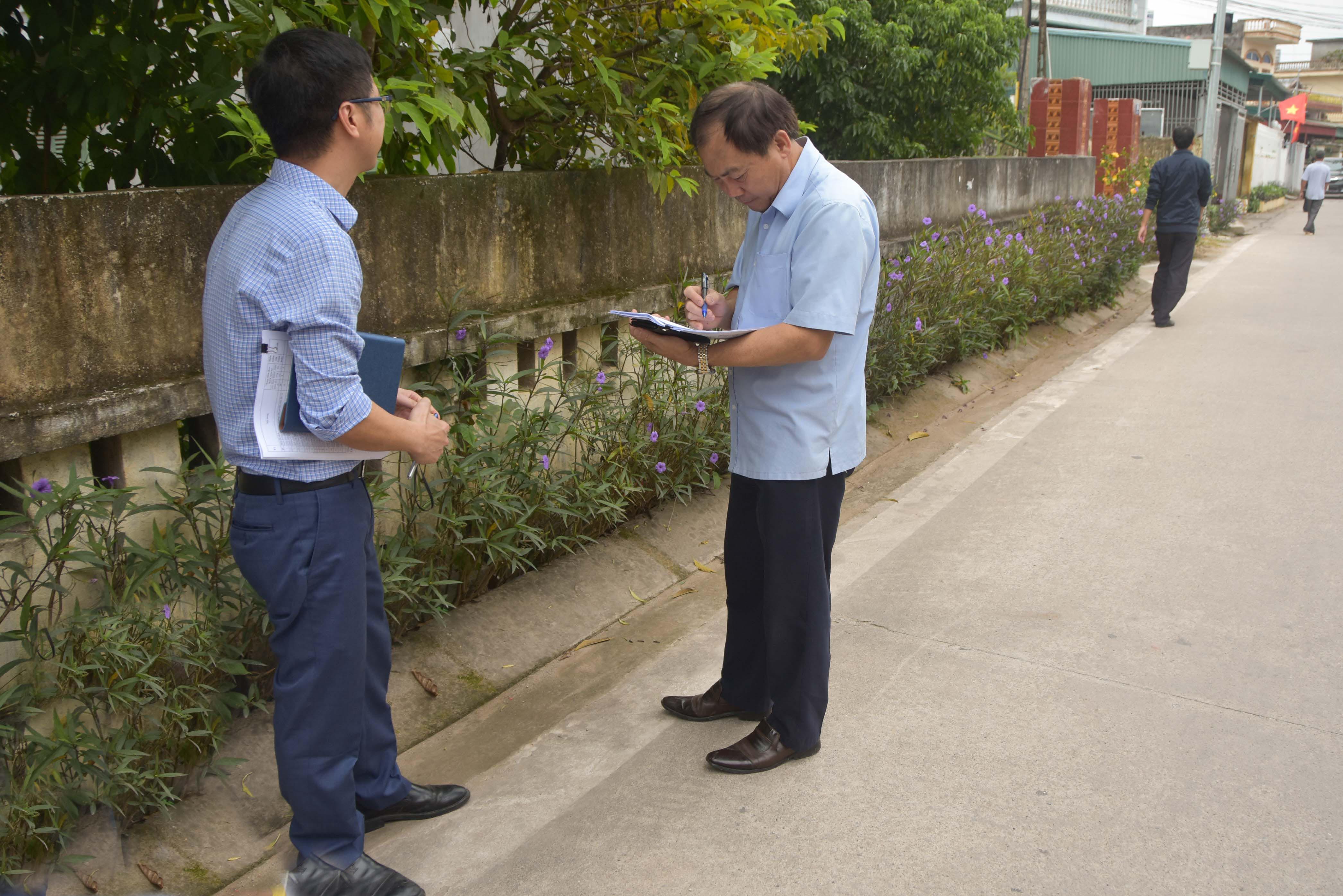 Ban giám khảo trực tiếp kiểm tra, đánh giá tiêu chí của tuyến đường dự thi tại thôn 12, xã Hải Xuân, TP Móng Cái.