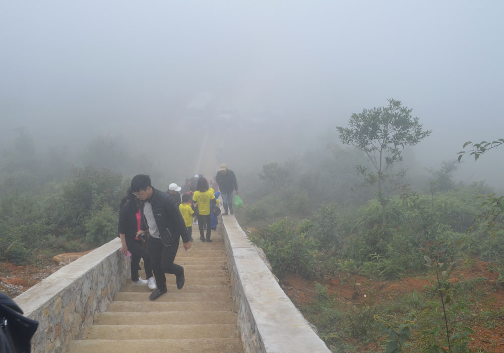 Du khách leo lên cột mốc 1327 ở khu vực bản Phạt Chỉ để thưởng thức sương mù
