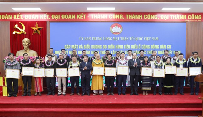 Các đại biểu là điển hình tiên tiến nhận bằng khen của Ủy ban Trung ương MTTQ Việt Nam. Ảnh: mattran.org.vn