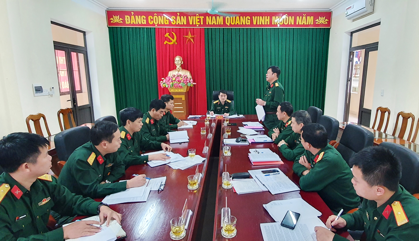 Đaị tá Lê Văn Long, Uỷ viên Ban Thường vụ Tỉnh ủy, Chỉ huy trưởng Bộ CHQS tỉnh, phát biểu chỉ đạo tại hội nghị.