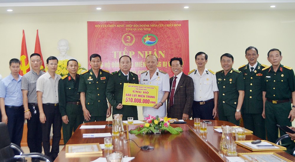 Lãnh đạo Hội CCB tỉnh và Hiệp hội Doanh nhân CCB Quảng Ninh tiếp nhận tổng số tiền 510 triệu đồng quyên góp ủng hộ đồng bào miền Trung.