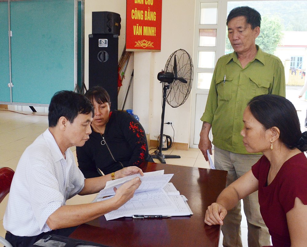 CCB Nguyễn Văn Bội hướng dẫn hỗ trợ người dân Khu 8, phường Hà Phong, làm các thủ tục hành chính.