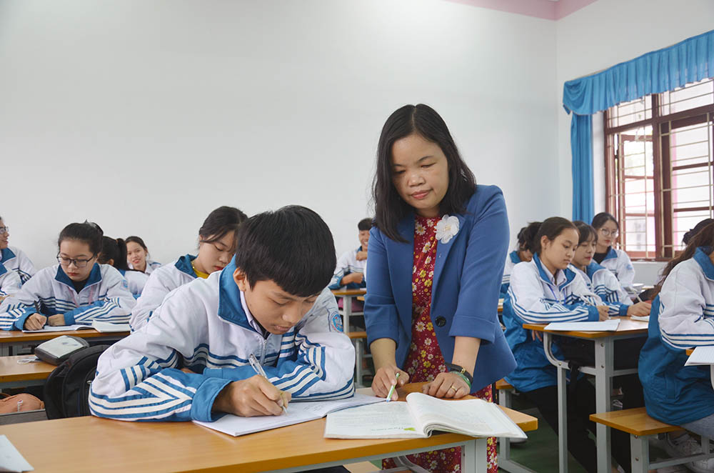 Cô giáo Vũ Bình Yên, Trường THPT Hoàng Hoa Thám, TX Đông Triều giảng bài cho học sinh.
