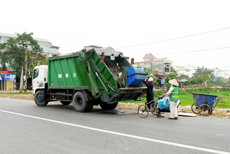 Công nhân Công ty TNHH Hải Yến thu gom rác thải trên địa bàn.