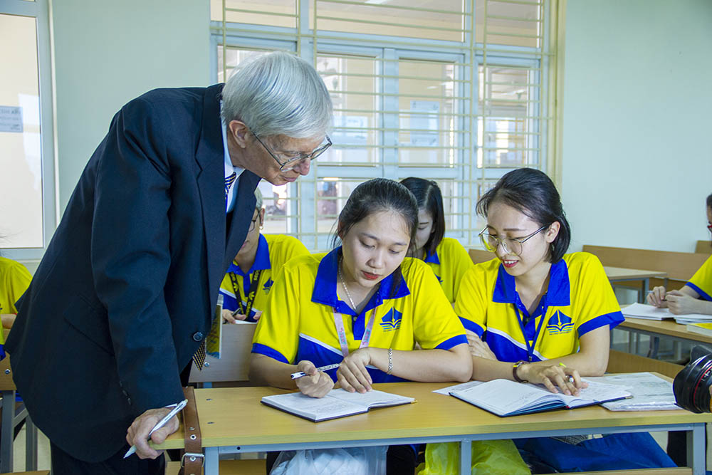 Sinh viên Trường Đại học Hạ Long học tiếng Anh với giảng viên người nước ngoài.