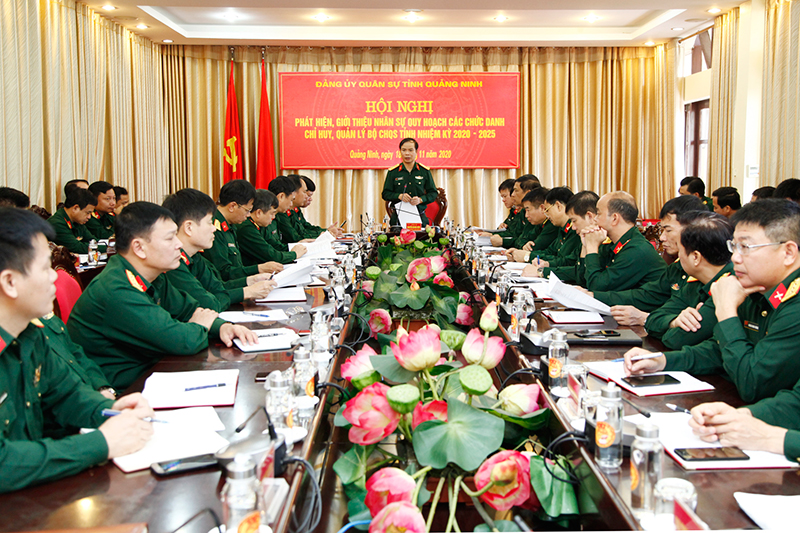 Đại tá Nguyễn Quang Hiến, Phó Bí thư Thường trực Đảng ủy, Chính ủy Bộ CHQS tỉnh, chủ trì hội nghị.