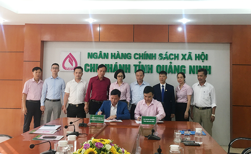 Đại diện Ngân hàng CSXH chi nhánh Quảng Ninh và Công ty CP Dịch vụ du lịch quốc tế Minh Hằng ký kết hợp đồng tín dụng trả lương cho lao động bị ngừng việc.
