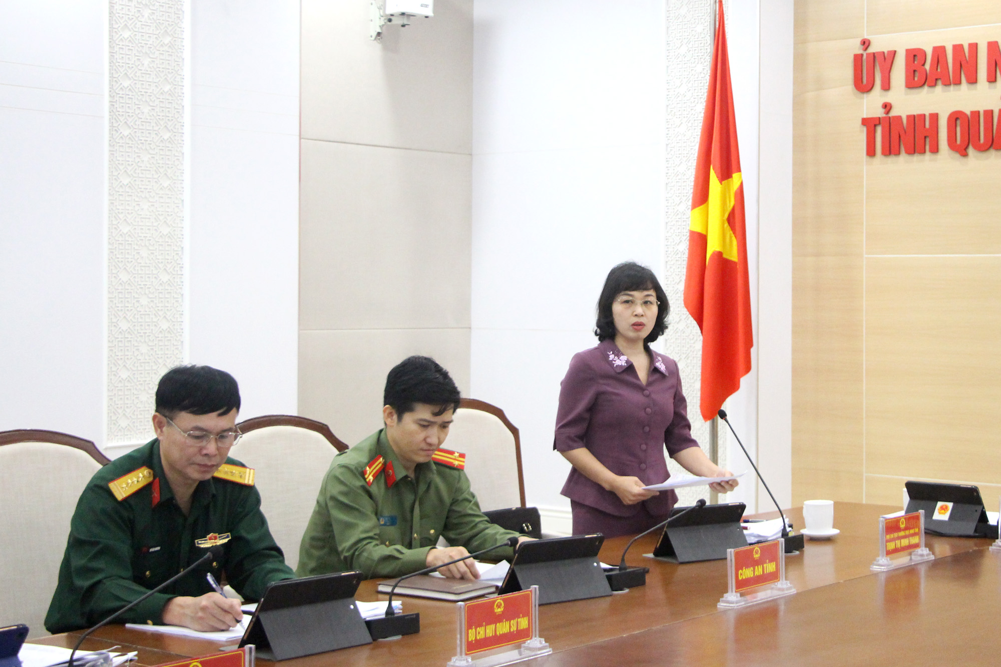 Đồng chí Trịnh Thị Minh Thanh, Phó Chủ tịch Thường trực HĐND tỉnh phát biểu tại phiên họp.