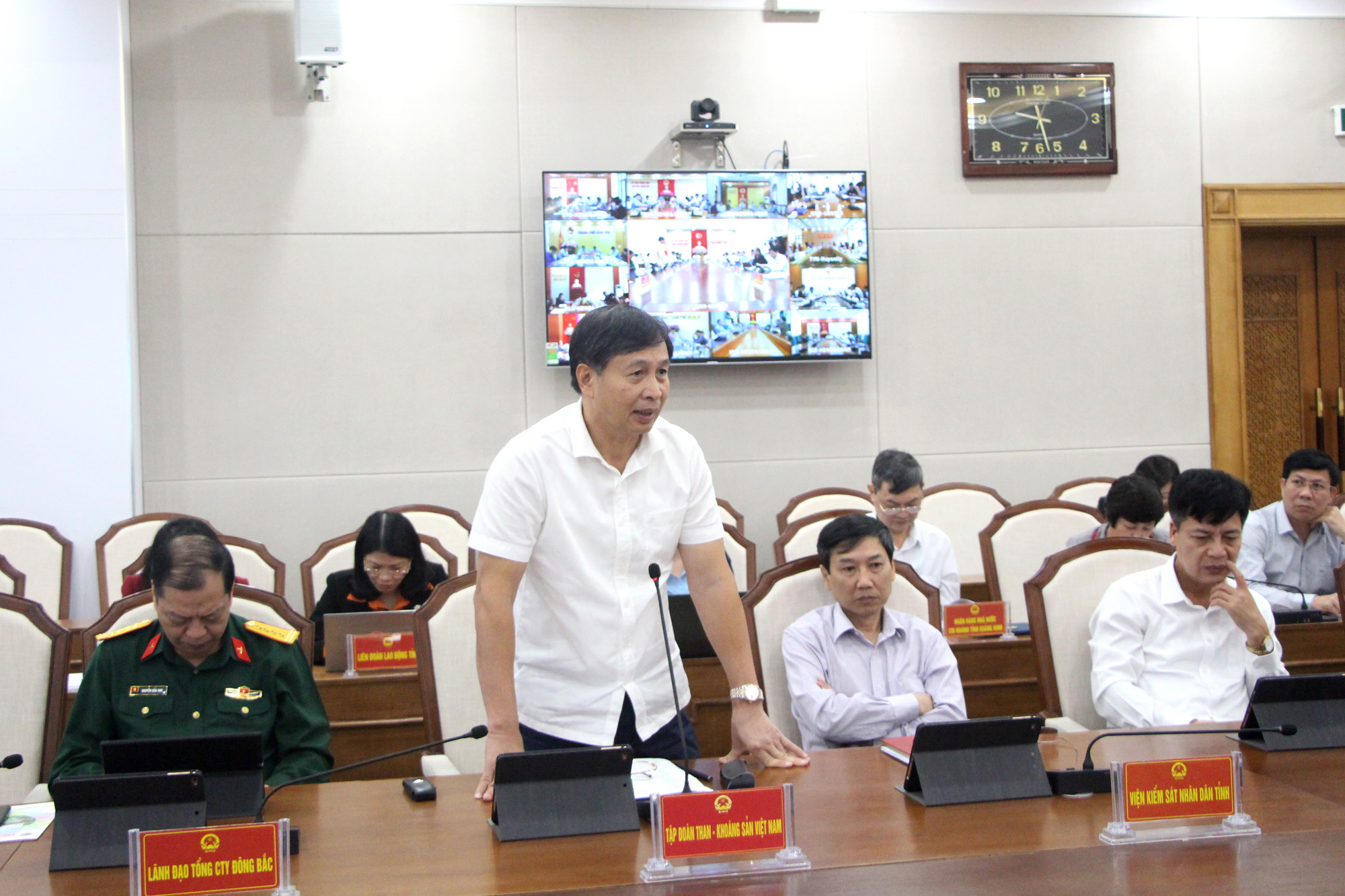 Lãnh đạo Tập đoàn Than và Khoáng sản Việt Nam phát biểu tại phiên họp.