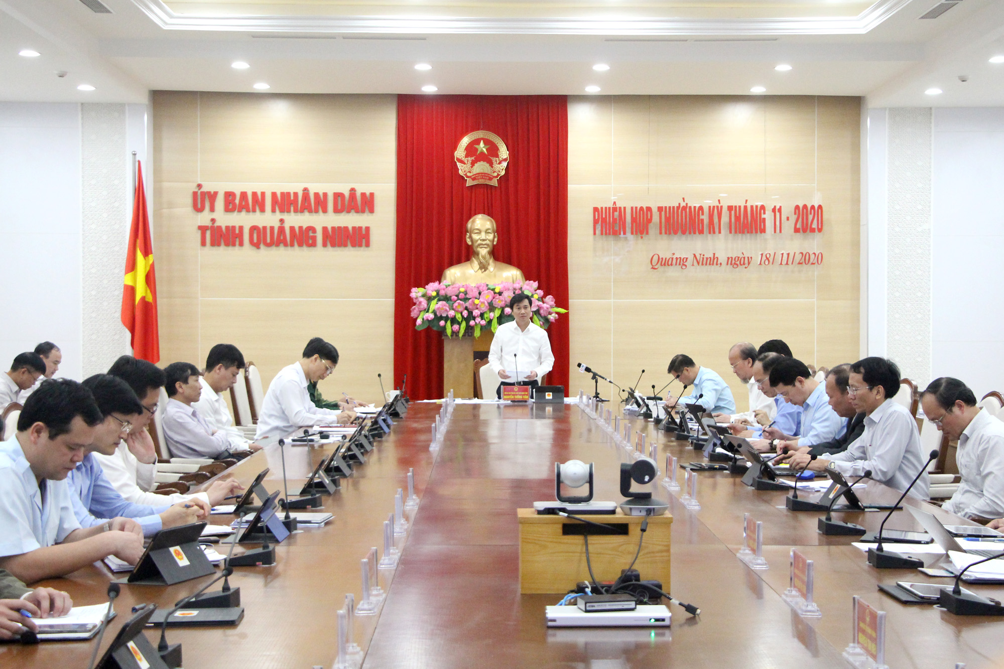 Đồng chí Nguyễn Tường Văn, Chủ tịch UBND tỉnh, kết luận phiên họp.