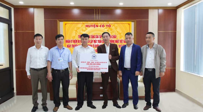 Lãnh đạo huyện Cô Tô tiếp nhận số tiền 200 triệu đồng từ Tập đoàn Tuần Châu.