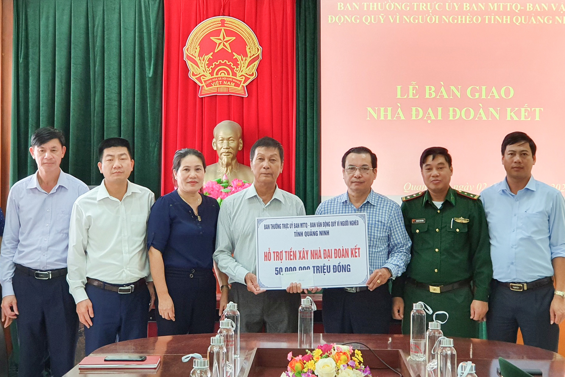 Ủy ban MTTQ - Ban Vận động Quỹ Vì người nghèo tỉnh trao tiền hỗ trợ xây nhà đại đoàn kết cho đại diện hộ ông Phạm Văn Hồng (xã Quan Lạn, huyện Vân Đồn), tháng 11/2020.