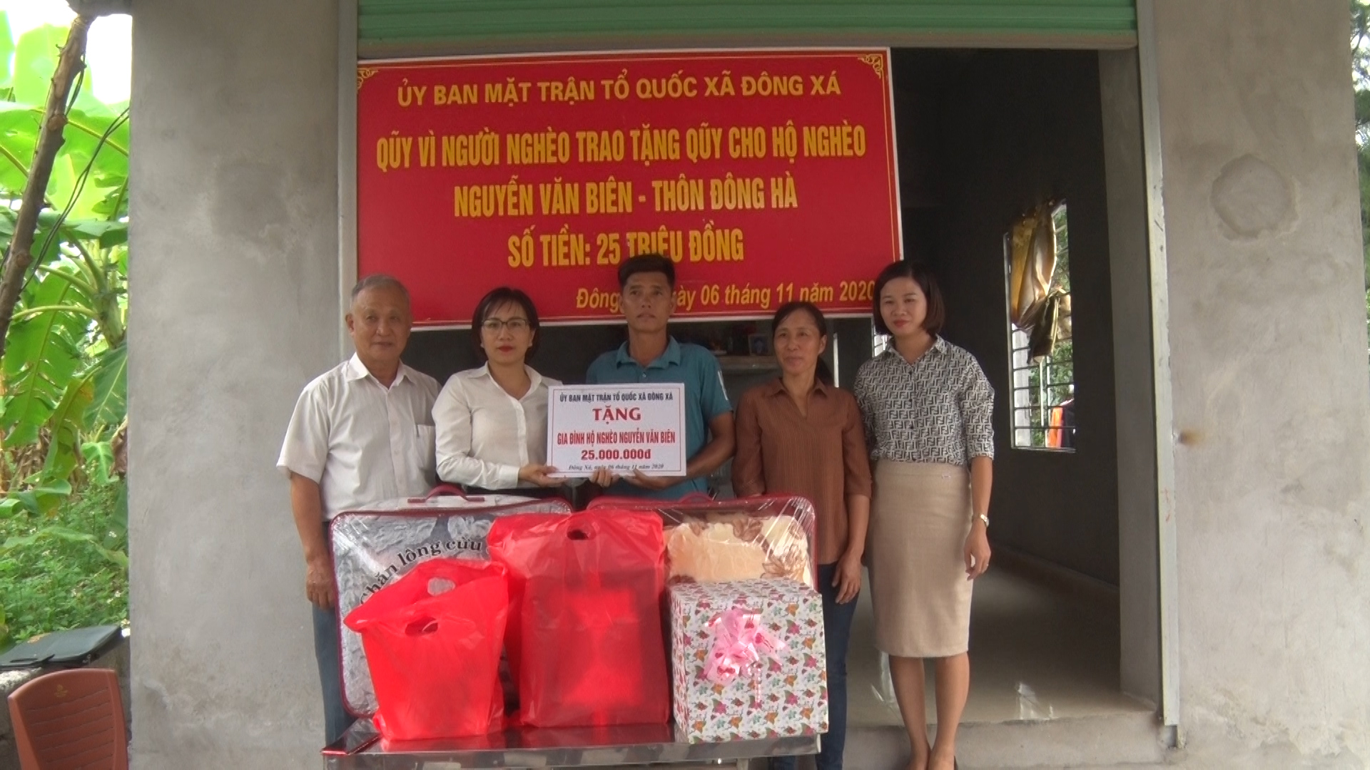 Ủy ban MTTQ xã Đông Xá (huyện Vân Đồn) trao tiền hỗ trợ xây nhà đại đoàn kết cho hộ nghèo. Ảnh: Mai Duyên (Trung tâm TT-VH Vân Đồn)