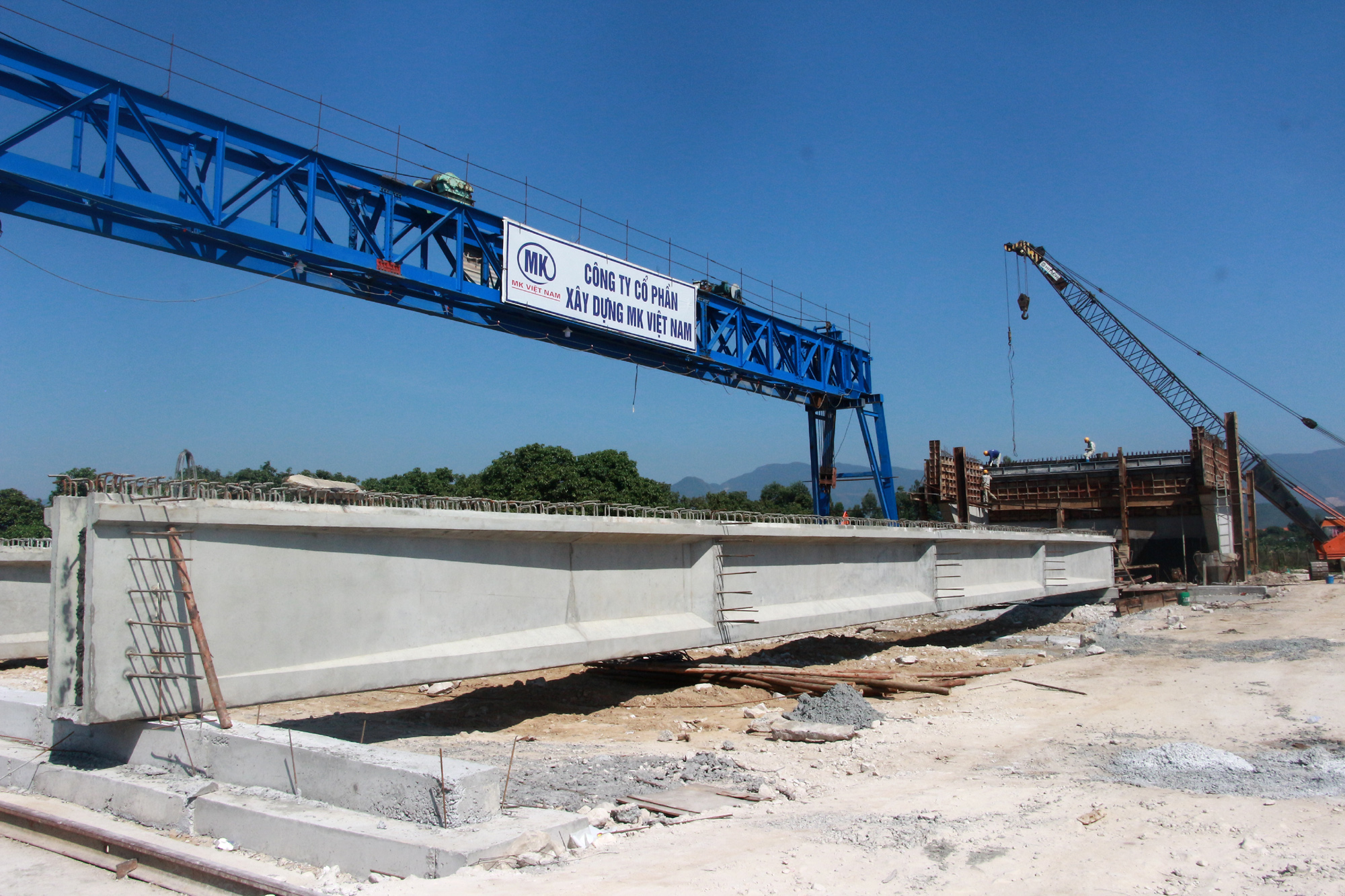 Công ty CP Xây dựng MK Việt Nam đang triển khai thi công Cầu Sông Cầm thuộc tuyến đường Trung tâm TX Đông Triều. Ảnh: Mạnh Trường