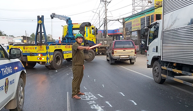 Đại diện công an xã Long Định, huyện Châu Thành điều tiết giao thông sau tai nạn.