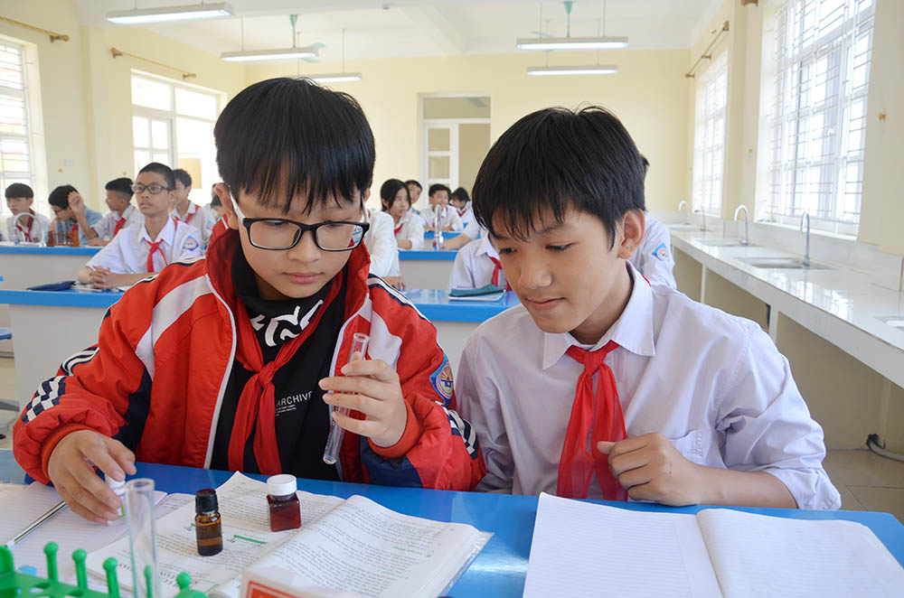 Giờ thực hành thí nghiệm của học sinh Trường THCS Nguyễn Du, TX Đông Triều.