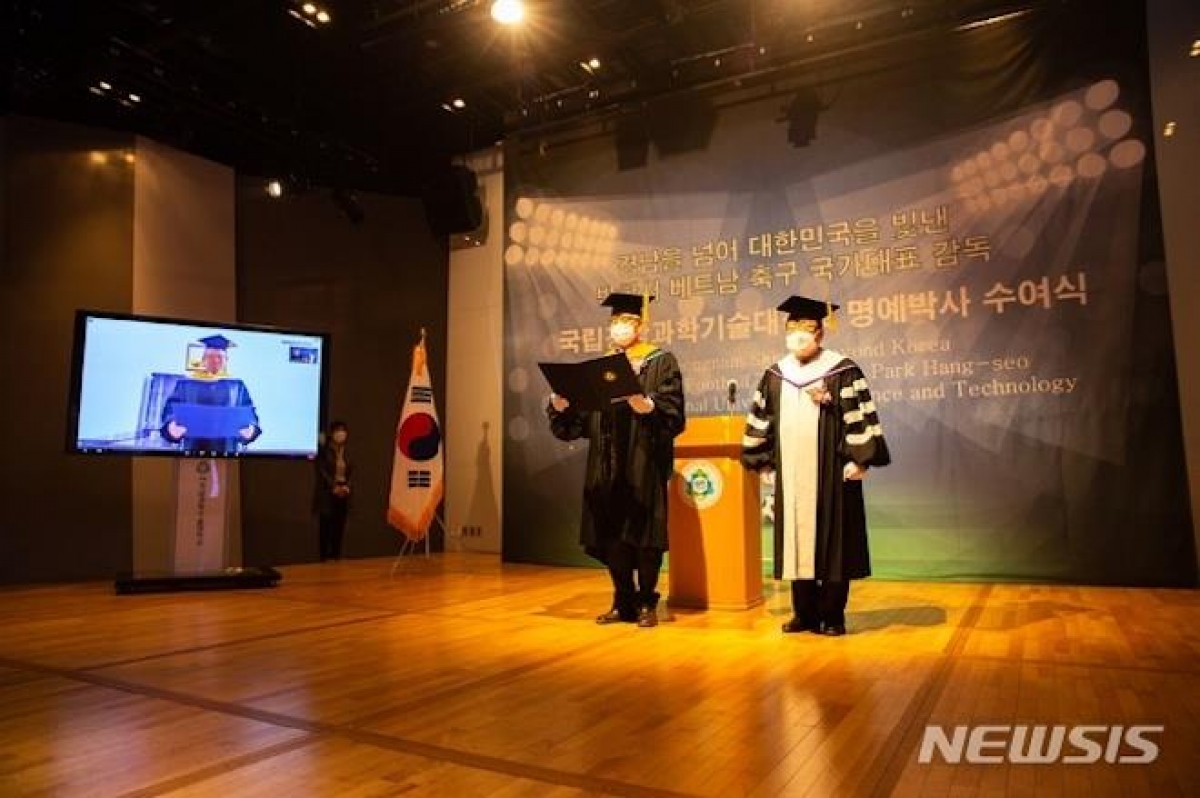 Buổi lễ trao bằng cho HLV Park Hang-seo diễn ra theo hình thức trực tuyến. (Ảnh: NEWSIS)