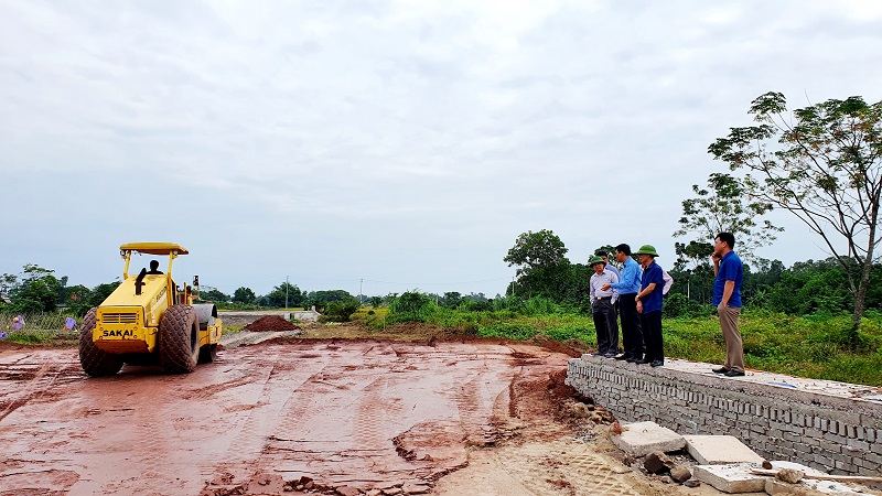 Đoàn công tác kiểm tra tiến độ dự án tuyến đường trục chính số 2 nối khu công nghiệp Texhong với trung tâm thị trấn Quảng Hà