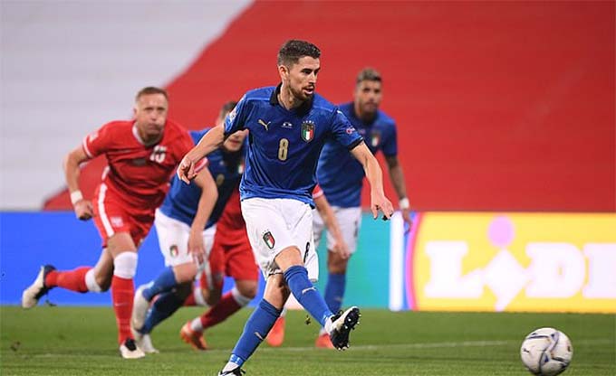 Jorginho đá phạt đền giúp Italia mở tỷ số ở trận gặp Ba Lan.