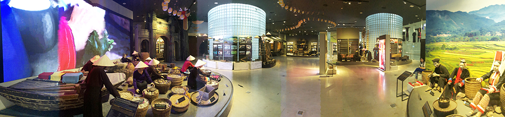 Không gian trưng bày trong Bảo tàng Quảng Ninh được bố trí độc đáo với hệ thống màn hình lớn, đèn Led, ánh sáng... hiện đại.