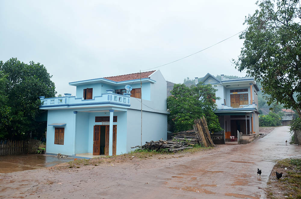 Nhờ tích cực trồng rừng, phát triển kinh tế, nhiều hộ dân thôn Khe Hố, xã Nam Sơn, huyện Ba Chẽ, đã xây được nhà mới khang trang.