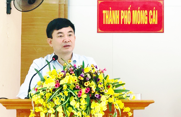 Đồng chí Ngô Hoàng Ngân, Phó Bí thư Thường trực Tỉnh ủy, phát biểu tại buổi tiếp xúc cử tri TP Móng Cái.