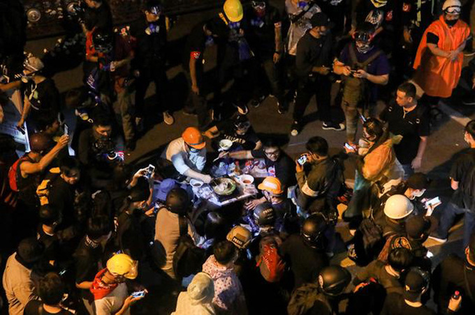 Người biểu tình Thái Lan nấu lẩu trước đồn cảnh sát ở Bangkok trong cuộc biểu tình hôm 18/11. Ảnh: Reuters.