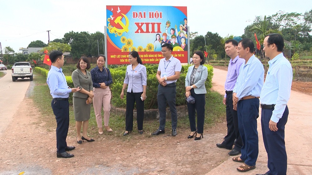 Đại biểu Đỗ Thị Lan tham tuyến đường nông thôn mới nâng cao tại thôn Sán Xế Đông, xã Đông Ngũ huyện Tiên Yên