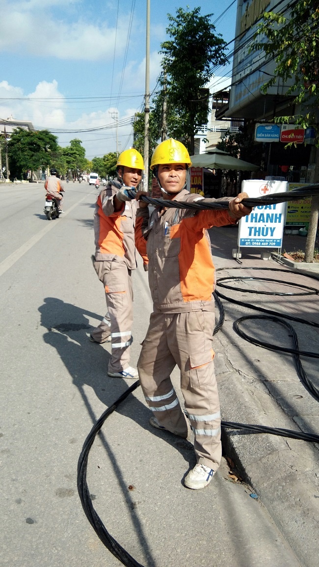 Công nhân Điện lực TX Đông Triều thực hiện kéo dây phân tải lộ hạ thế khu vực phường Mạo Khê – Thị xã Đông Triều.