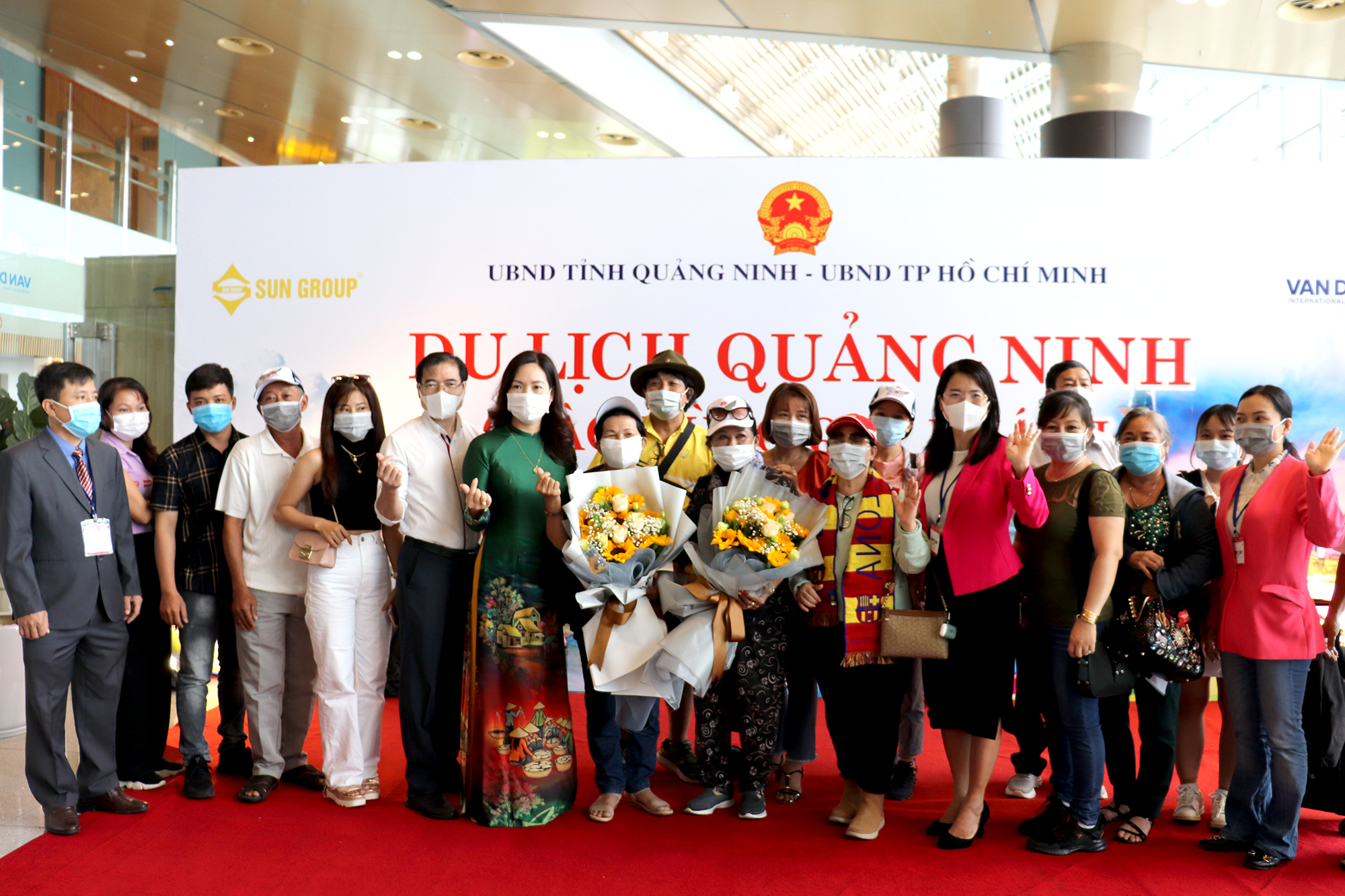 UBND tỉnh tổ chức lễ đón gần 100 khách từ TP Hồ Chí Minh đến Quảng Ninh. 