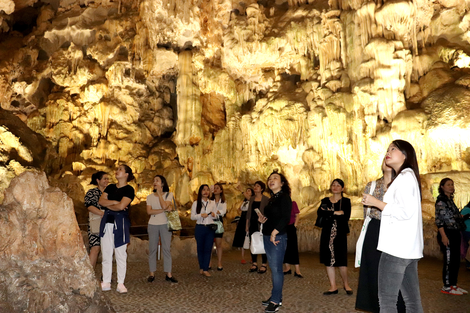 Đoàn khách và các doanh nghiệp kinh doanh du lịch từ TP Hồ Chí Minh tham quan, khảo sát động Thiên Cung, Vịnh Hạ Long.